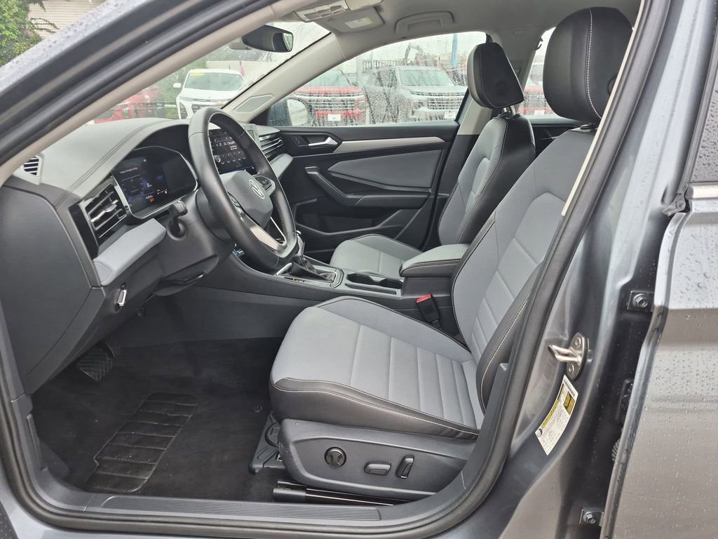 Used 2025 Volkswagen Jetta SE FWD image 11