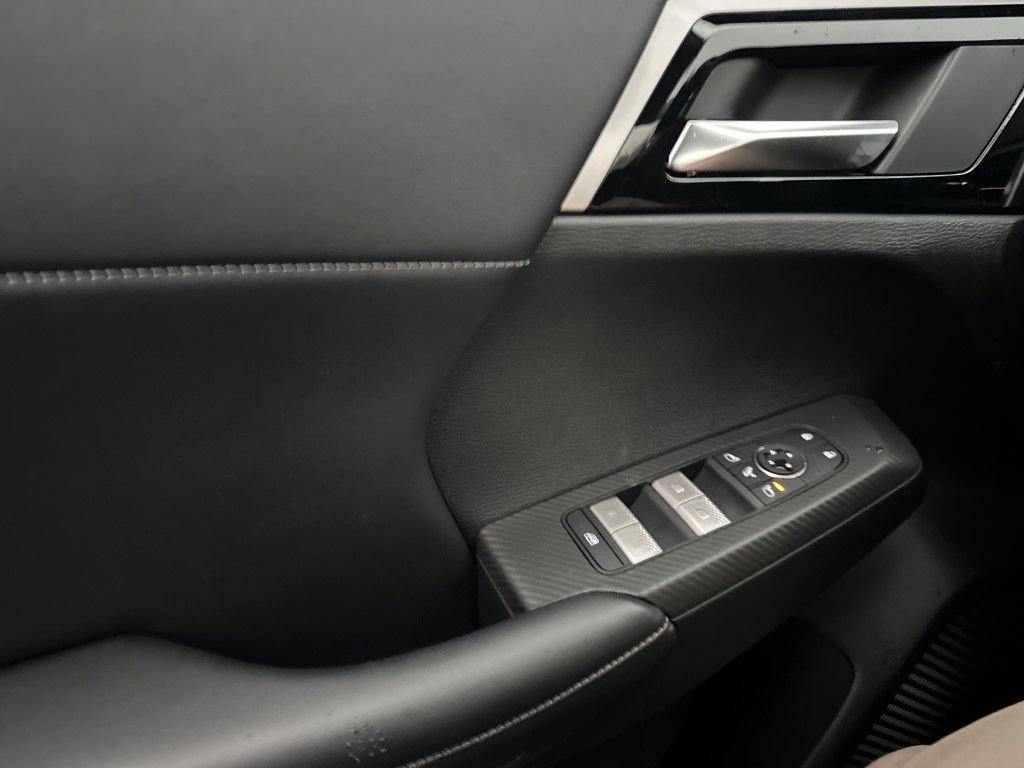 New 2025 Mitsubishi Outlander SE image 32