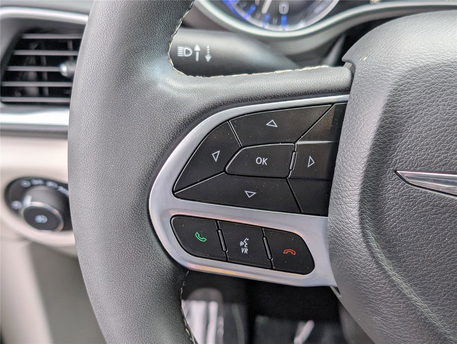 Used 2024 Chrysler Pacifica Touring-L image 22