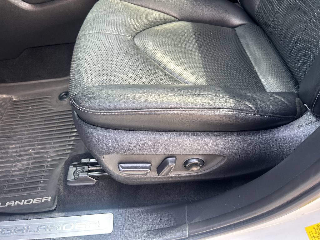 Certified 2021 Toyota Highlander Limited AWD/4WD image 31