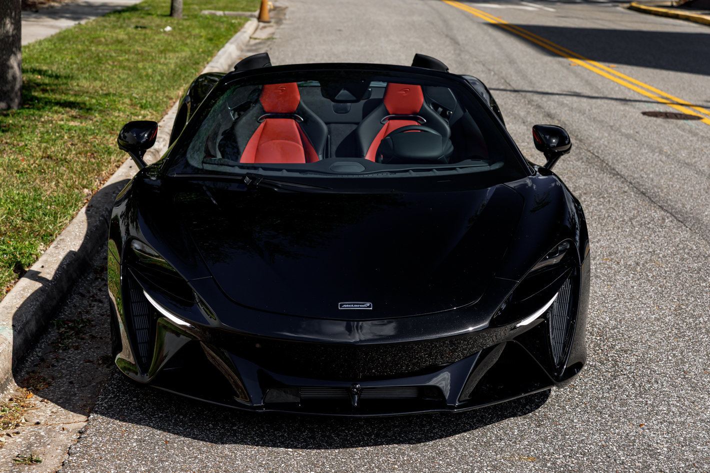 Used 2026 McLaren Artura Spider RWD image 3