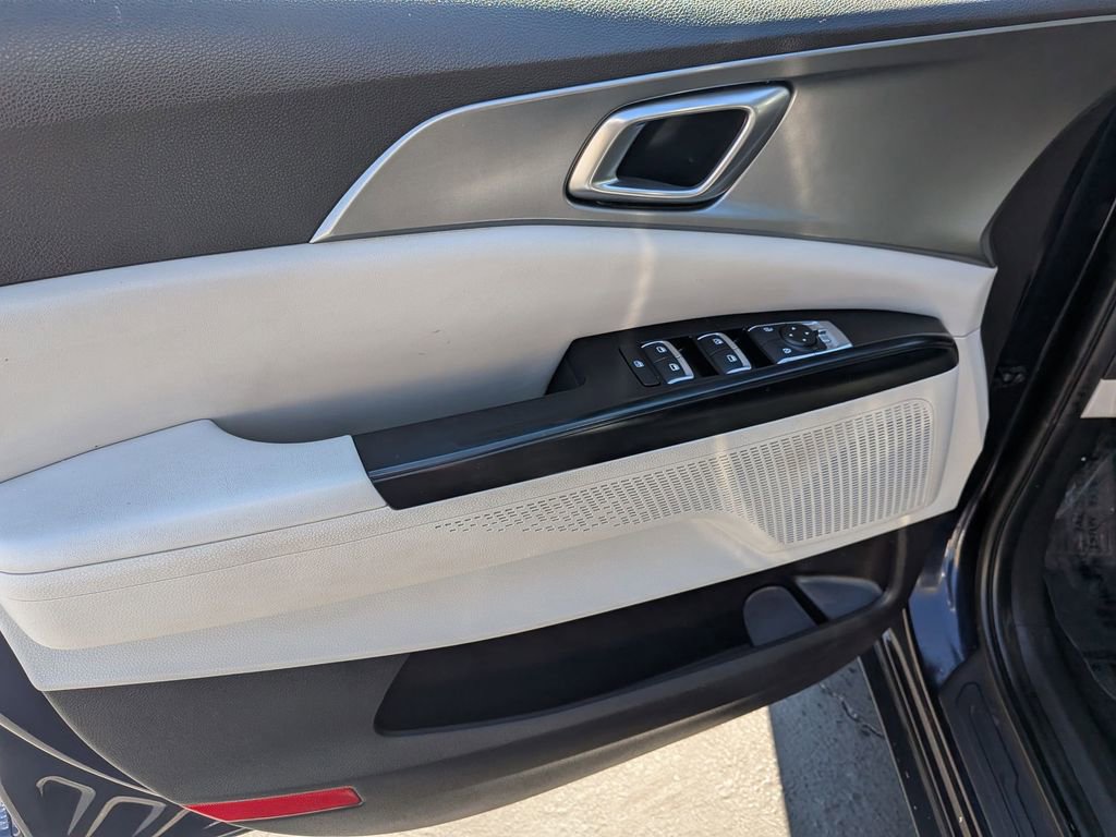 Used 2024 Kia Carnival LX image 11