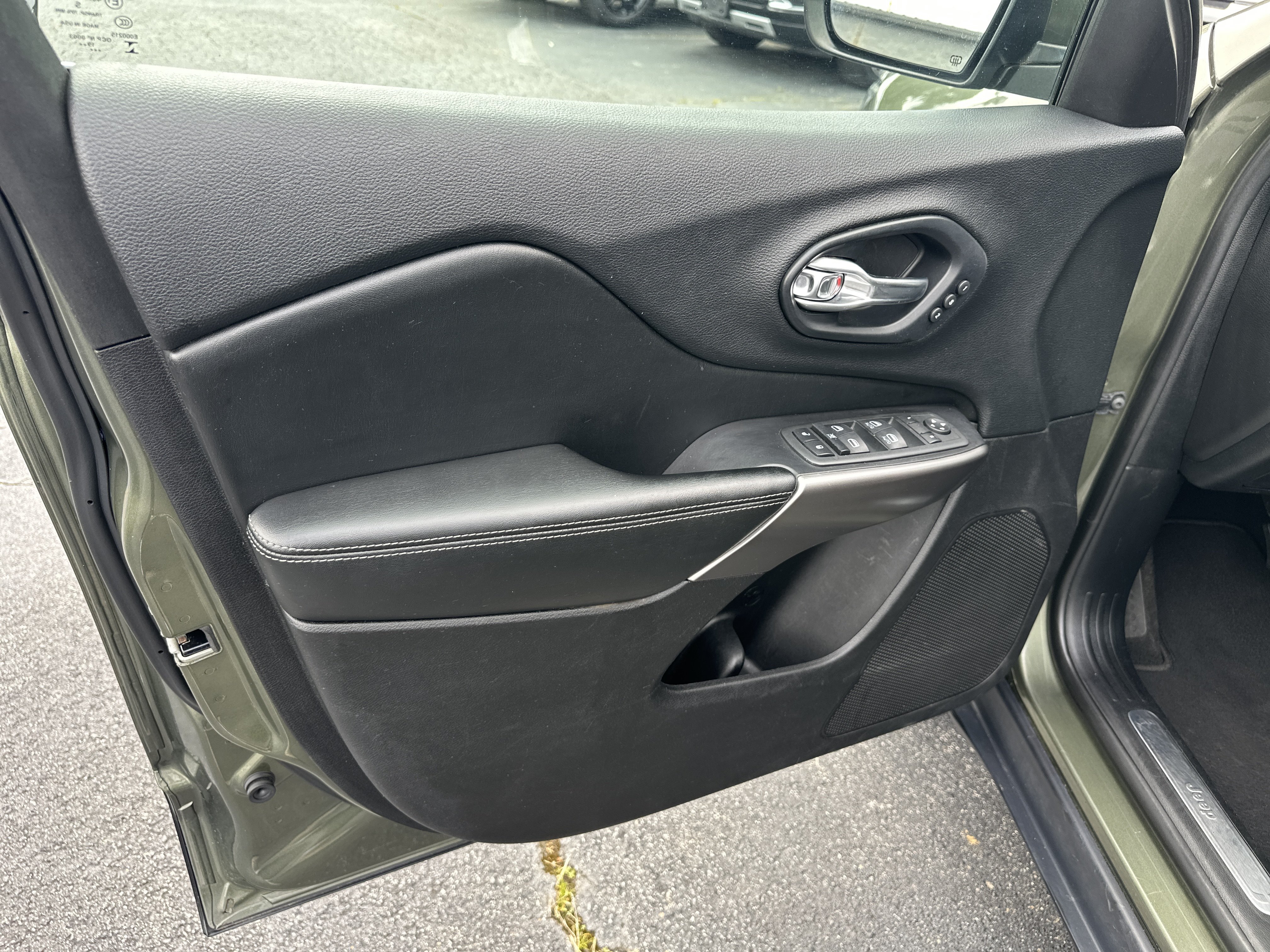 Used 2020 Jeep Cherokee Limited AWD/4WD image 12