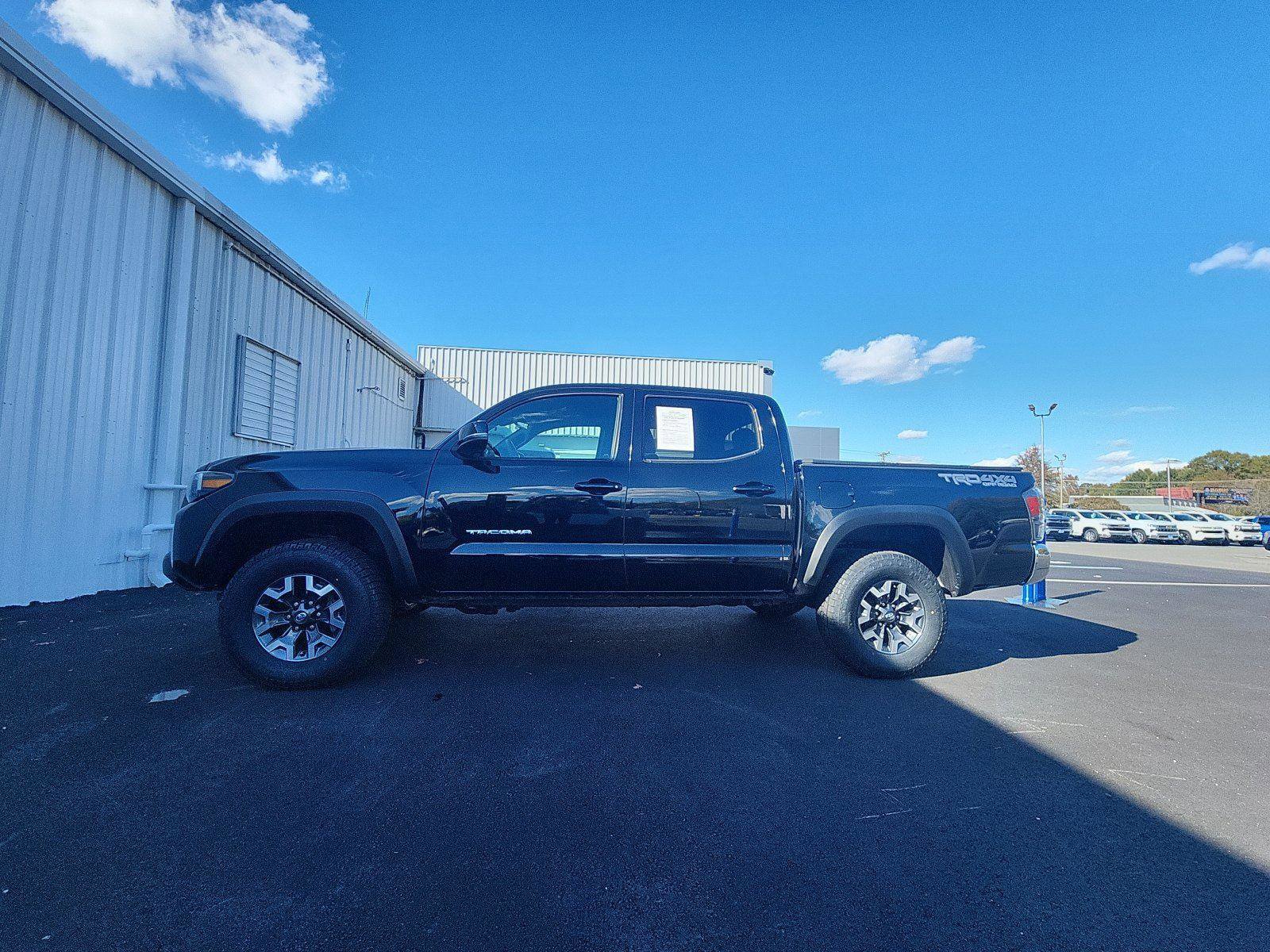 Used 2023 Toyota Tacoma TRD Off-Road image 2