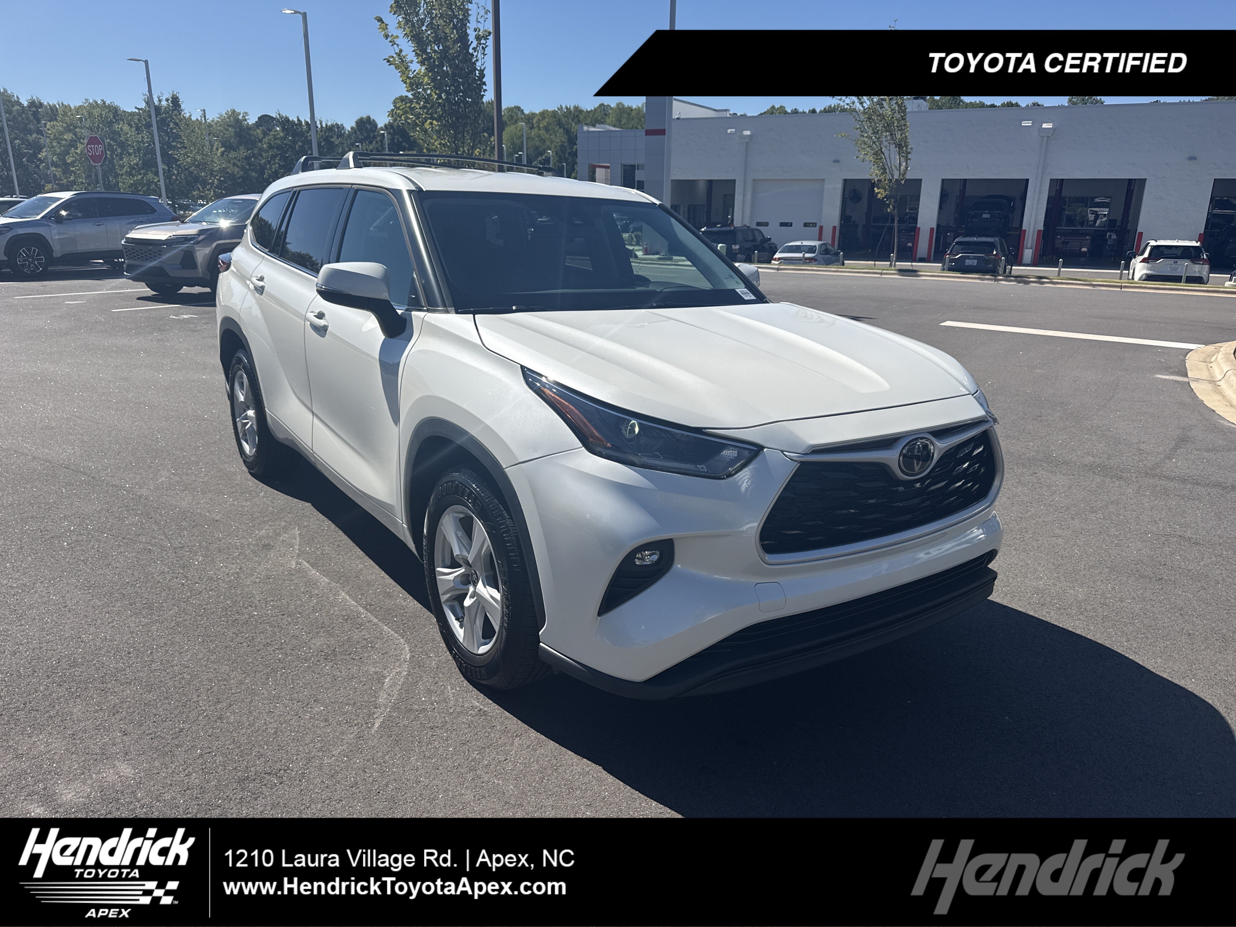 Used 2021 Toyota Highlander LE FWD image 1