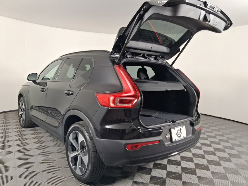 Certified 2025 Volvo XC40 B5 Plus AWD/4WD image 15