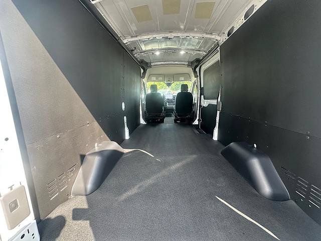 New 2027 Ford Transit 250 148 Medium Roof w/ Load Area Protection Package RWD image 9