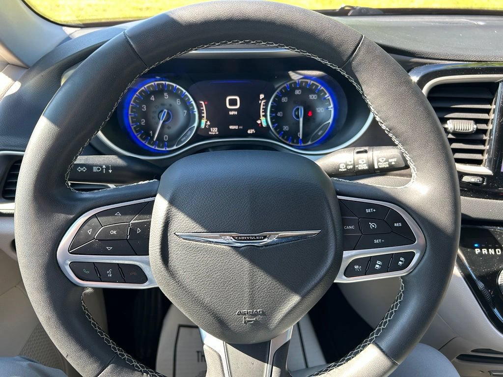 Used 2023 Chrysler Pacifica Touring-L FWD image 14