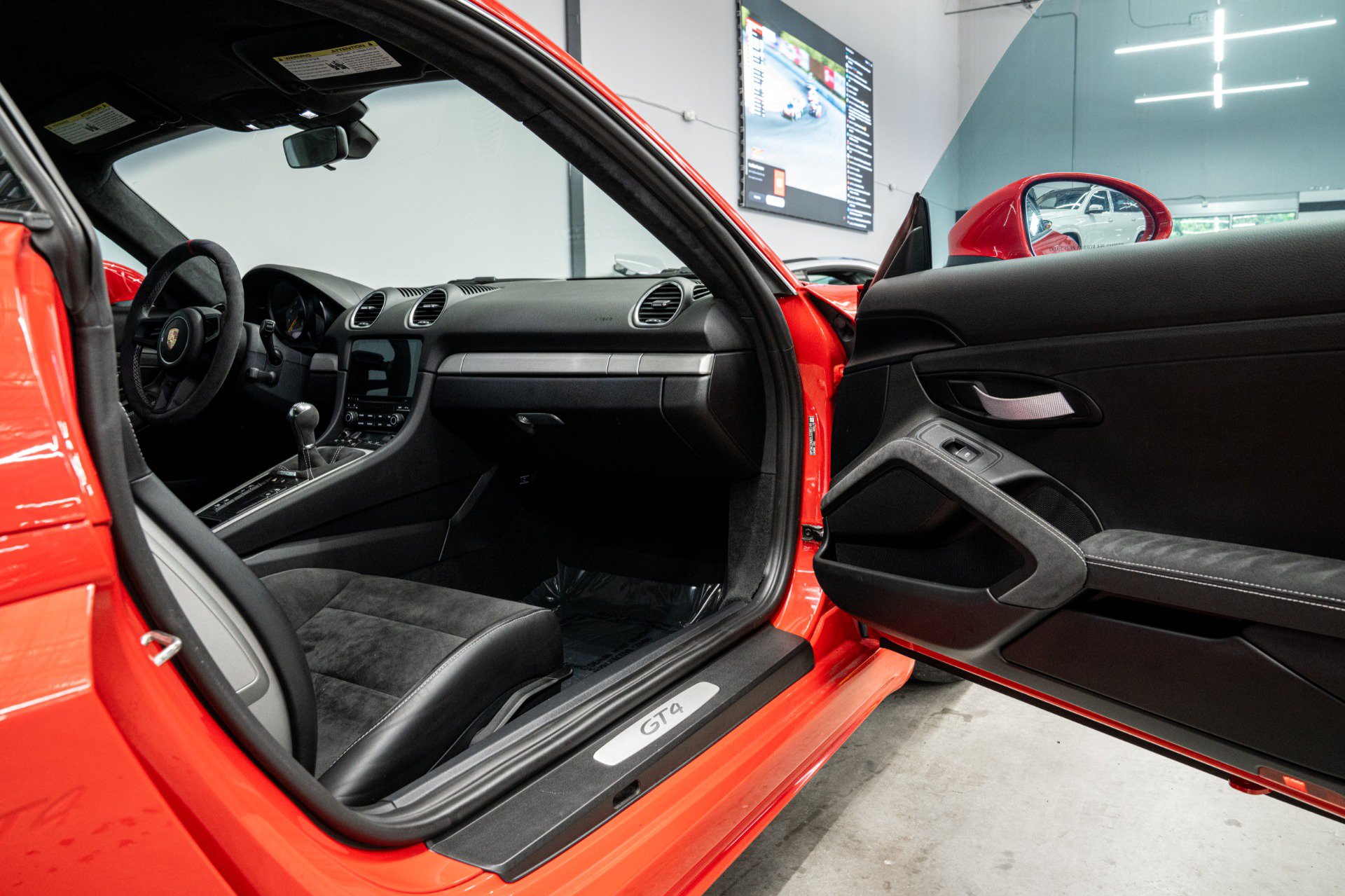 Used 2020 Porsche 718 Cayman GT4 RWD image 36