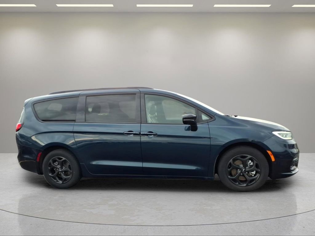 Used 2024 Chrysler Pacifica Premium FWD image 2