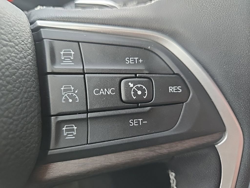 Used 2025 Jeep Grand Cherokee L Limited w/ Luxury Tech Group II image 35