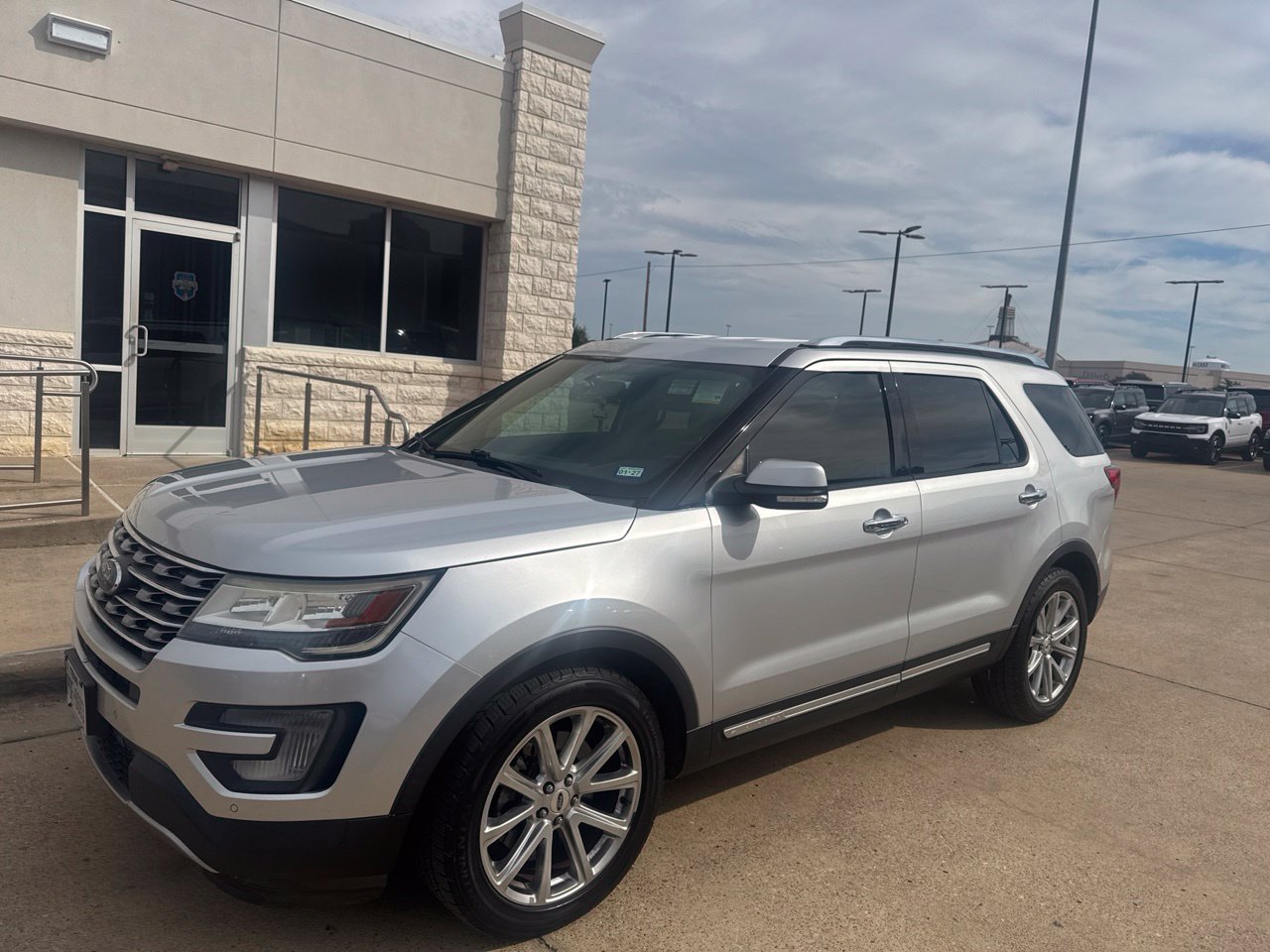 Used 2017 Ford Explorer Limited FWD image 1