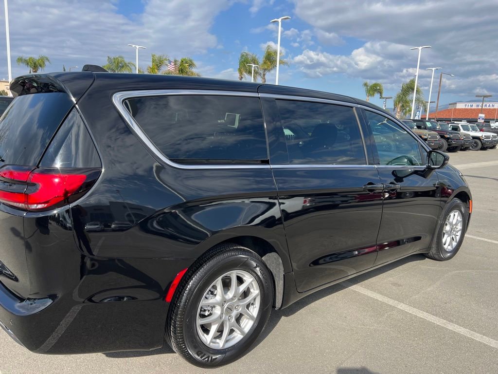 Used 2024 Chrysler Pacifica Touring image 13