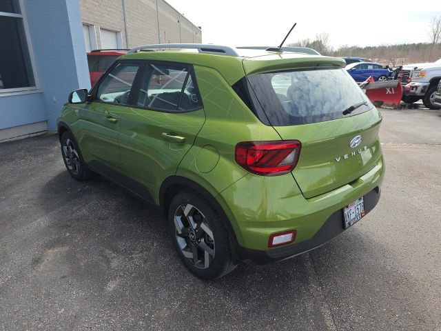 Used 2023 Hyundai Venue SEL image 3