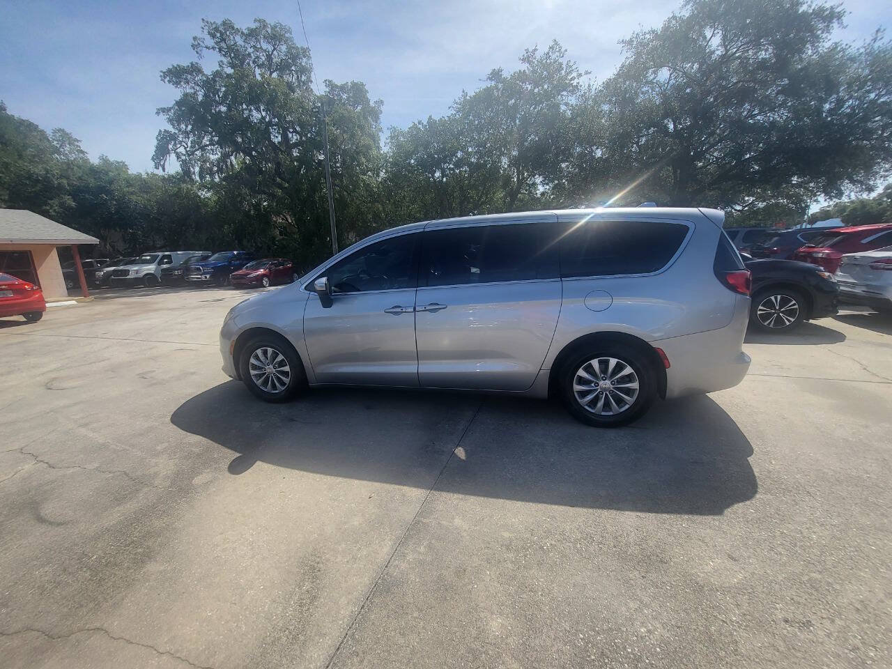 Used 2017 Chrysler Pacifica Touring w/ Tire & Wheel Group FWD image 47