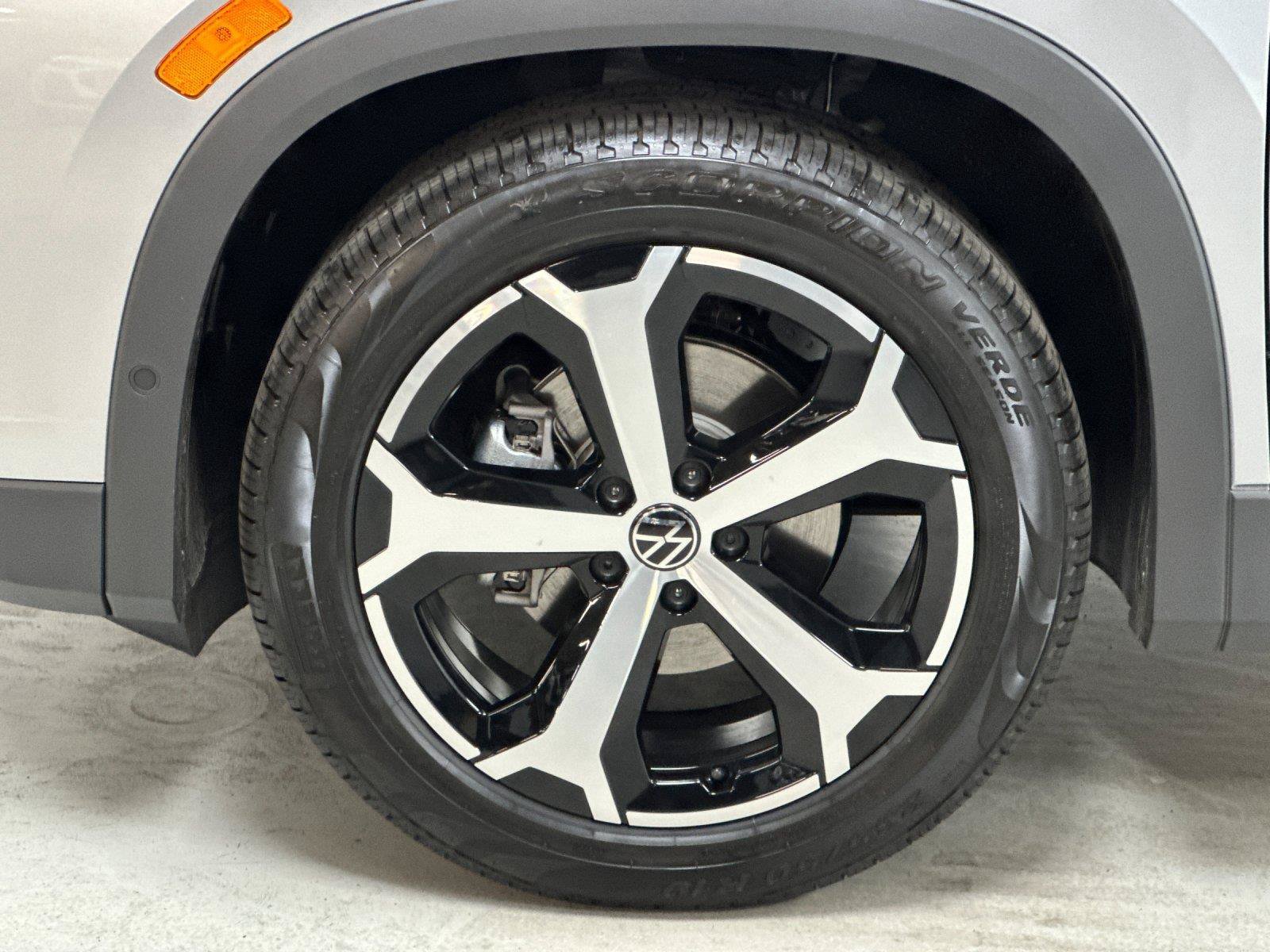 New 2026 Volkswagen Tiguan SE FWD image 24