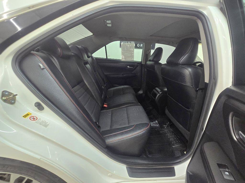 Used 2017 Toyota Camry SE w/ Moonroof Package FWD image 18