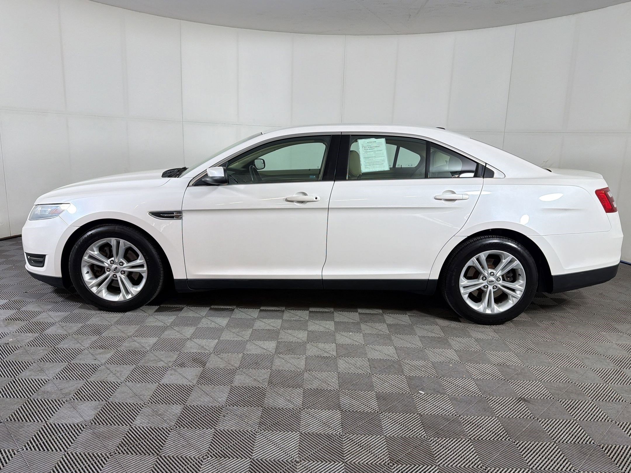 Used 2013 Ford Taurus SEL FWD image 2