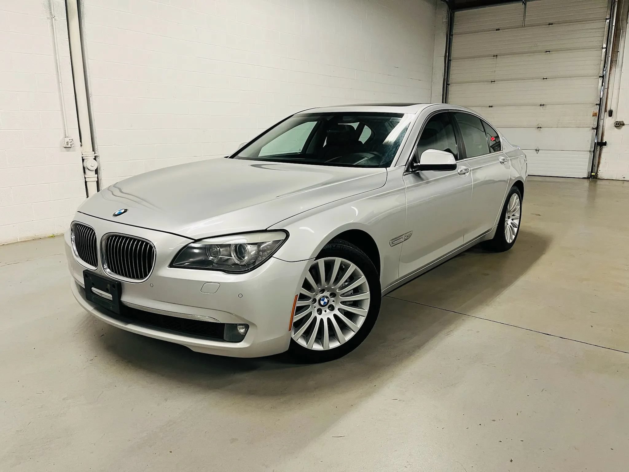 Used 2010 BMW 750i xDrive AWD/4WD image 1