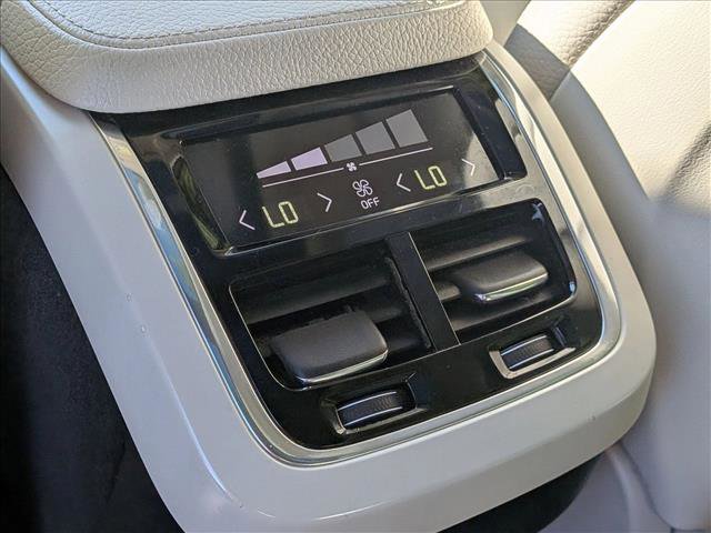 Used 2016 Volvo XC90 T6 Momentum w/ Momentum Plus Package image 18