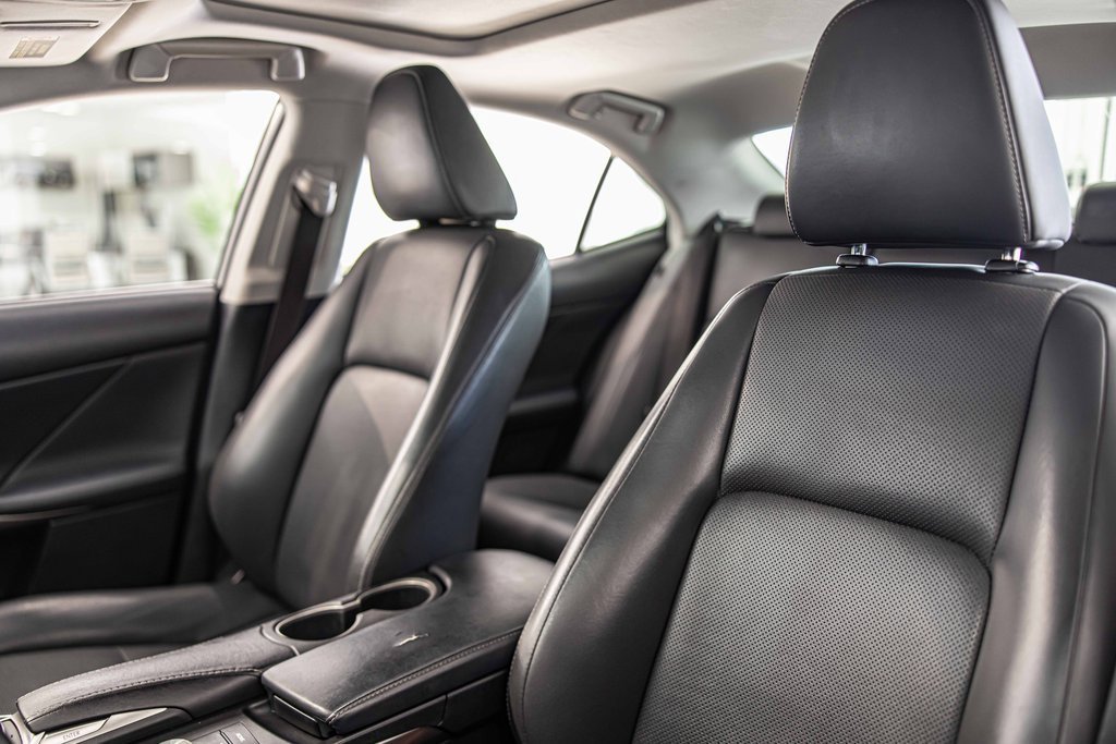 Used 2017 Lexus IS 300 AWD image 17