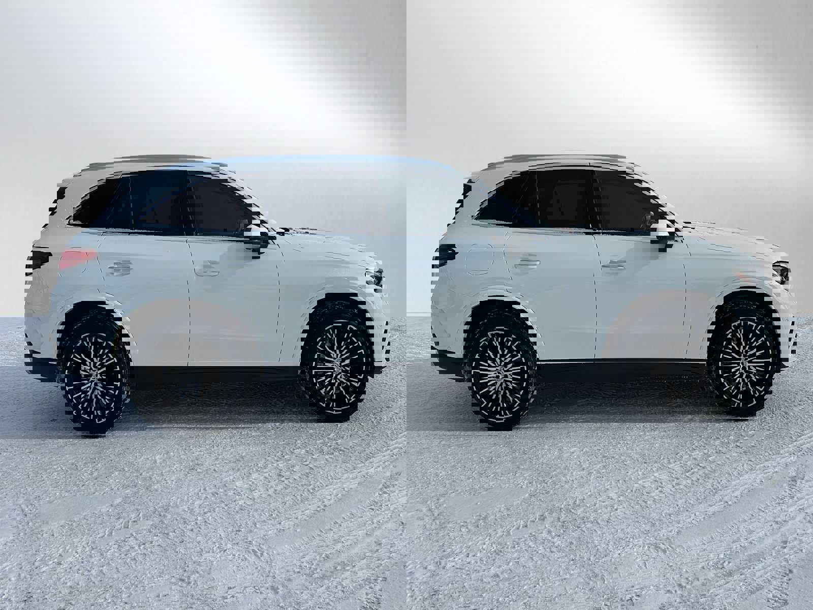 Used 2024 Mercedes-Benz GLC 300 4MATIC image 2