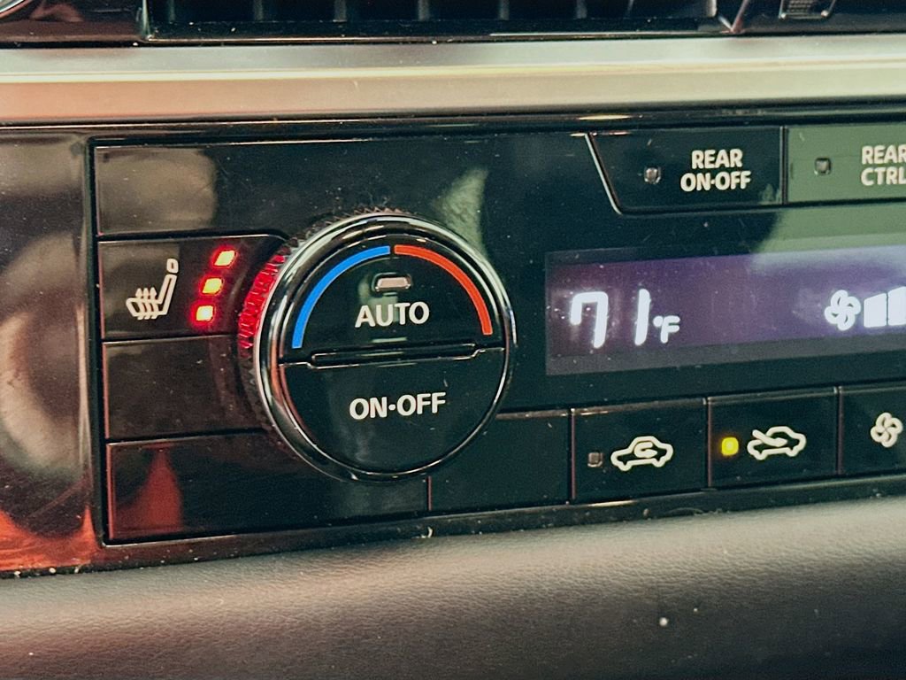 Used 2022 Nissan Pathfinder SL w/ SL Black Package image 29