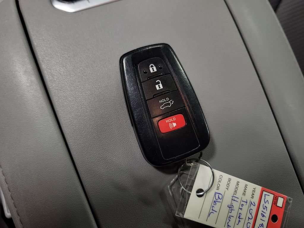 Used 2020 Toyota Highlander LE AWD/4WD image 14