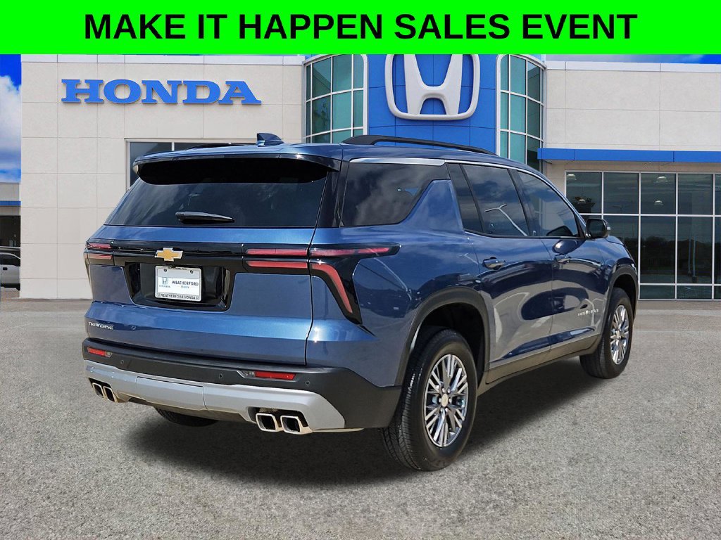 Used 2025 Chevrolet Traverse LT w/ Driver Confidence Package FWD image 3