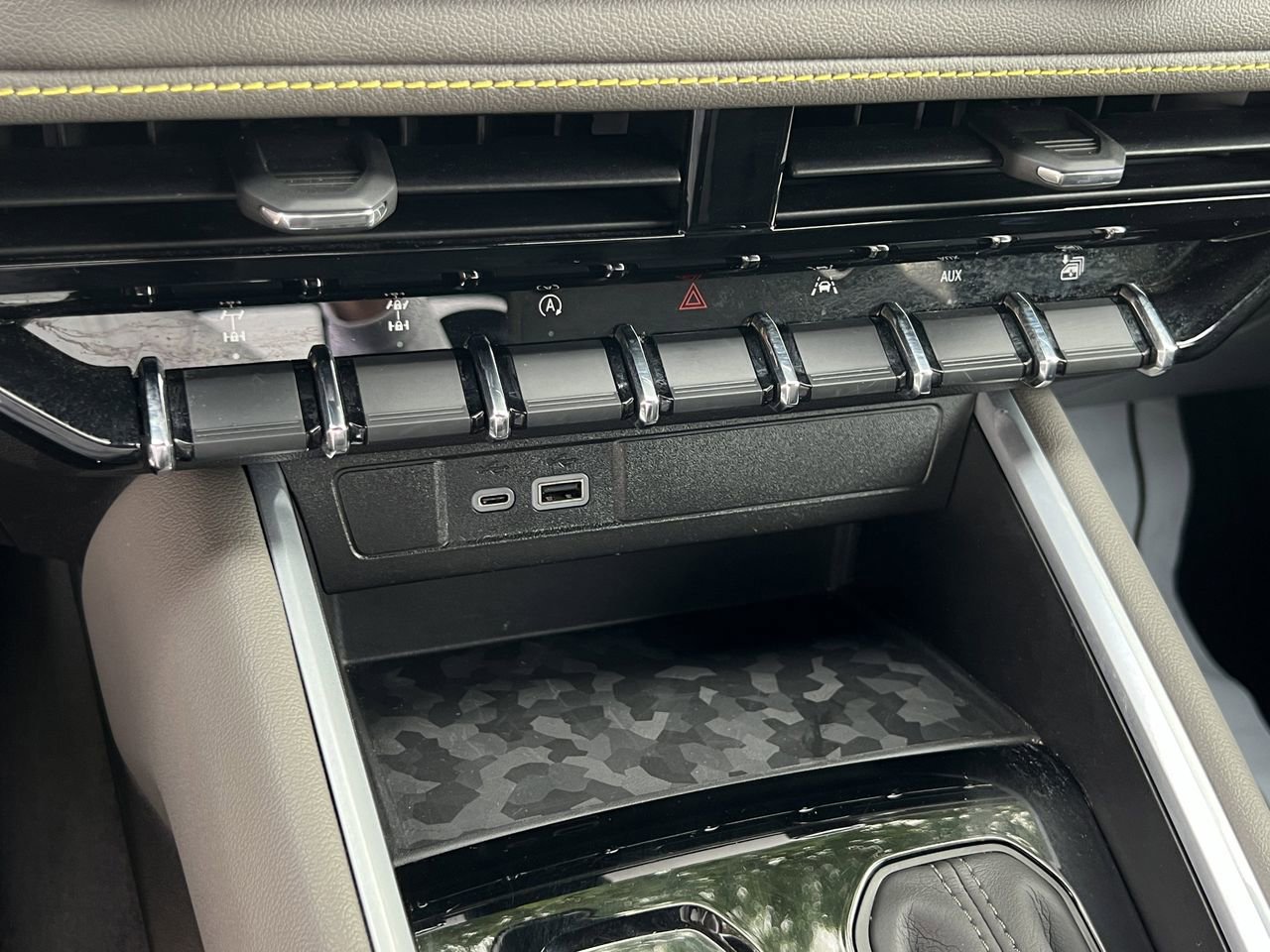 Used 2024 Chevrolet Colorado ZR2 w/ Technology Package AWD/4WD image 19