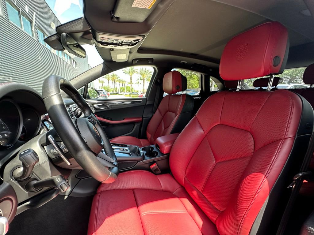 Certified 2023 Porsche Macan AWD/4WD image 5