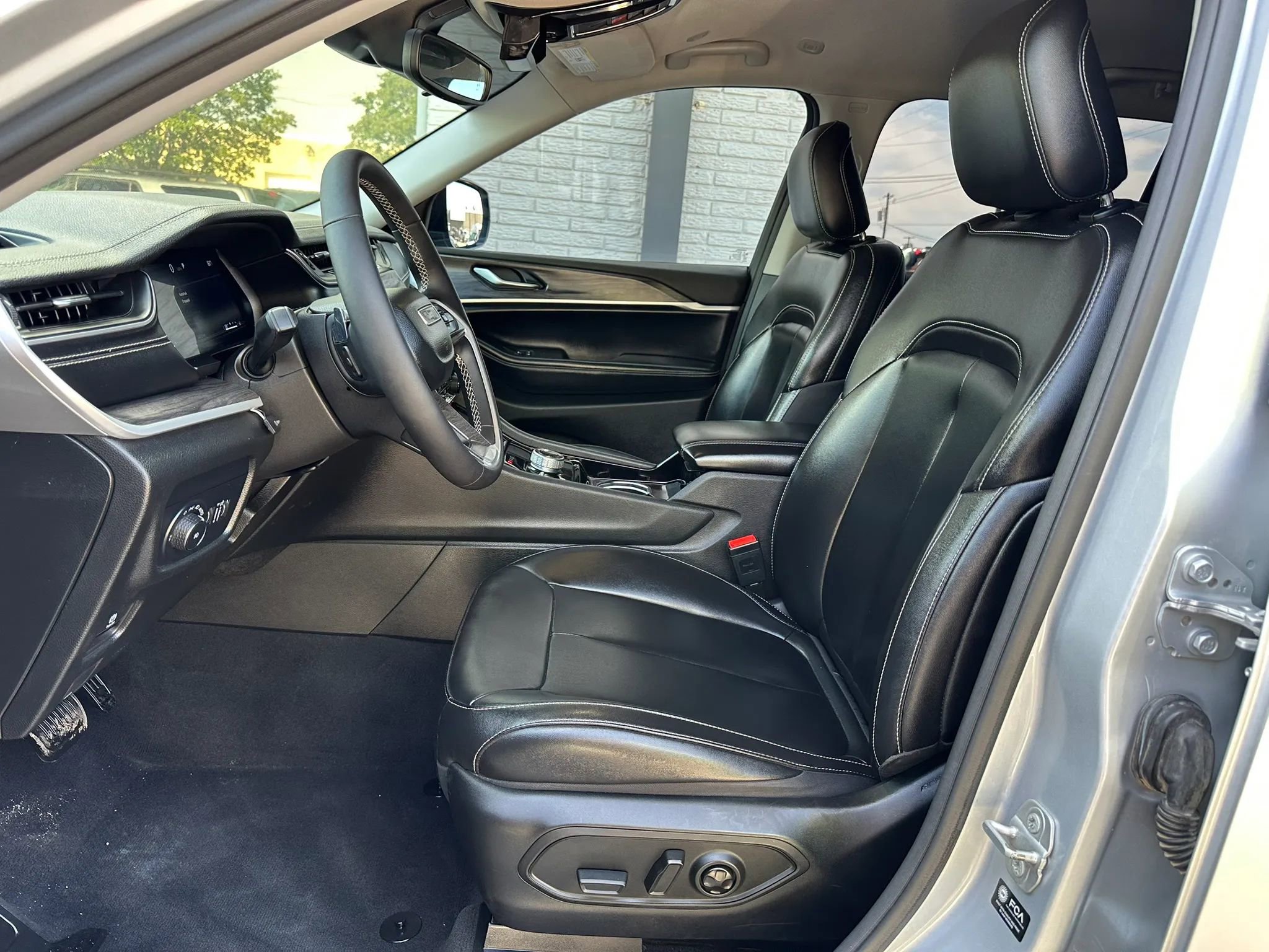 Used 2023 Jeep Grand Cherokee L Limited AWD/4WD image 14