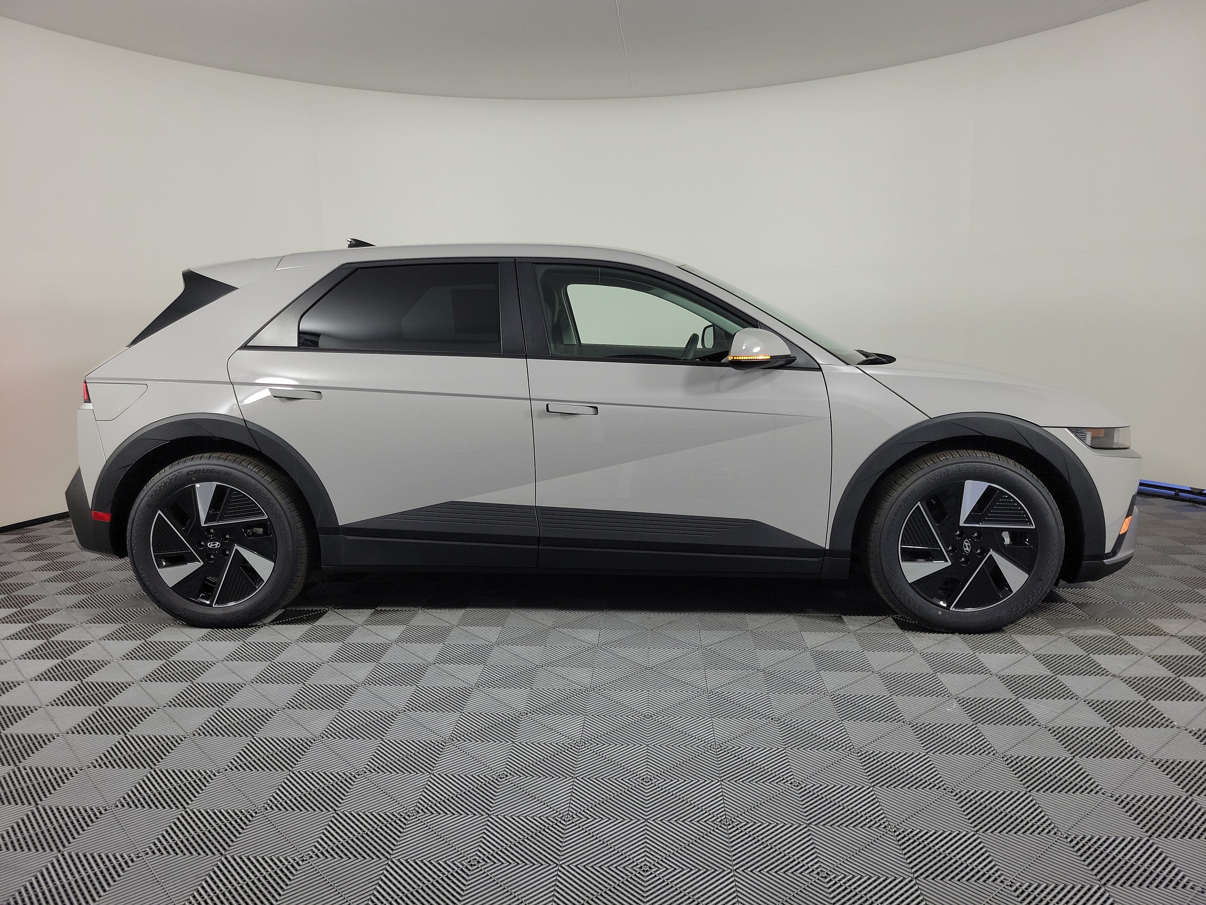 New 2026 Hyundai Ioniq 5 SEL AWD/4WD image 2