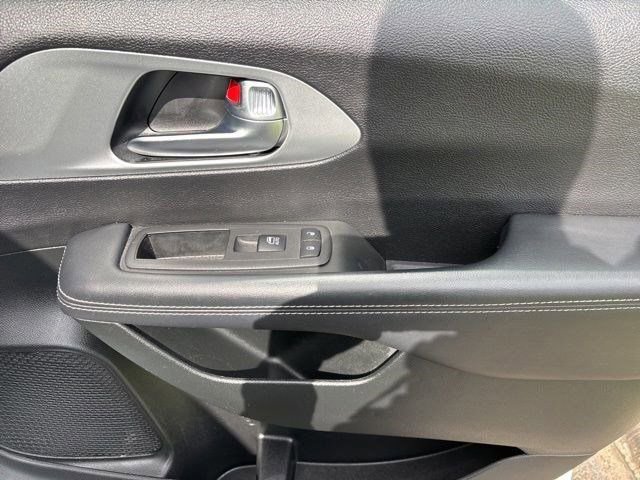 Used 2023 Chrysler Pacifica Touring FWD image 37