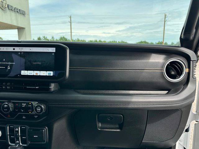 Certified 2025 Jeep Gladiator Overland AWD/4WD image 45