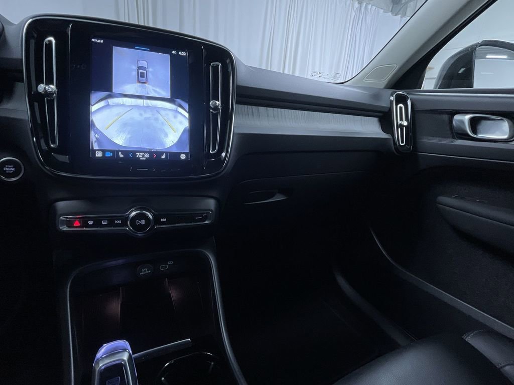 Used 2025 Volvo XC40 B5 Plus image 16