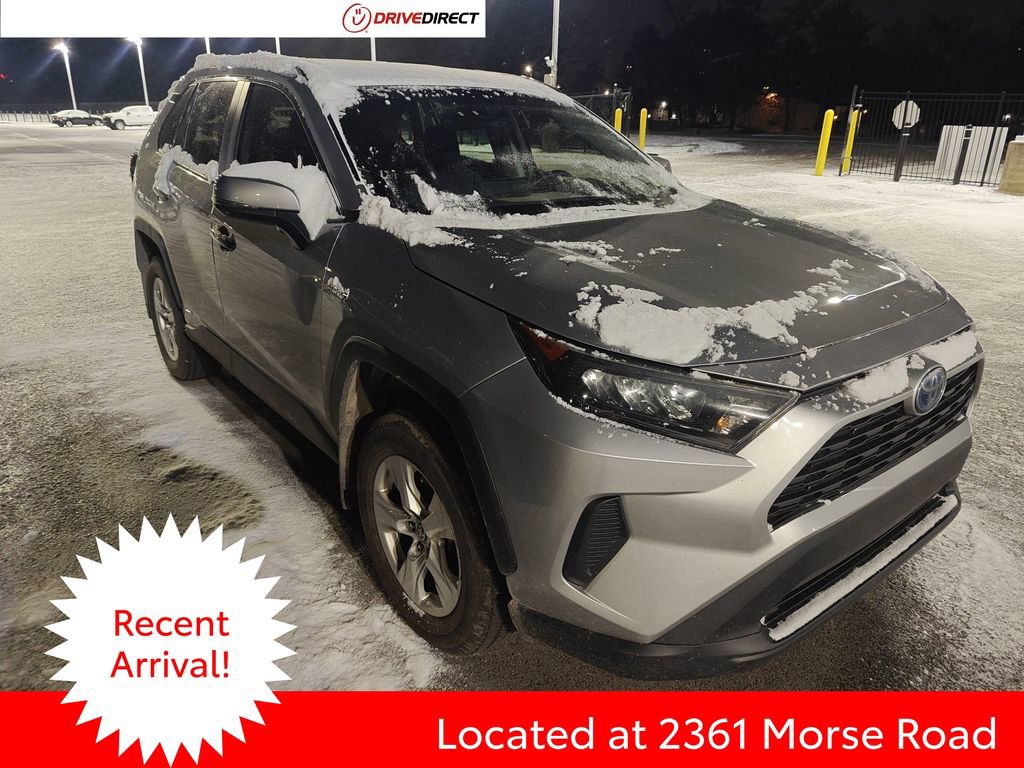 Used 2021 Toyota RAV4 LE image 1
