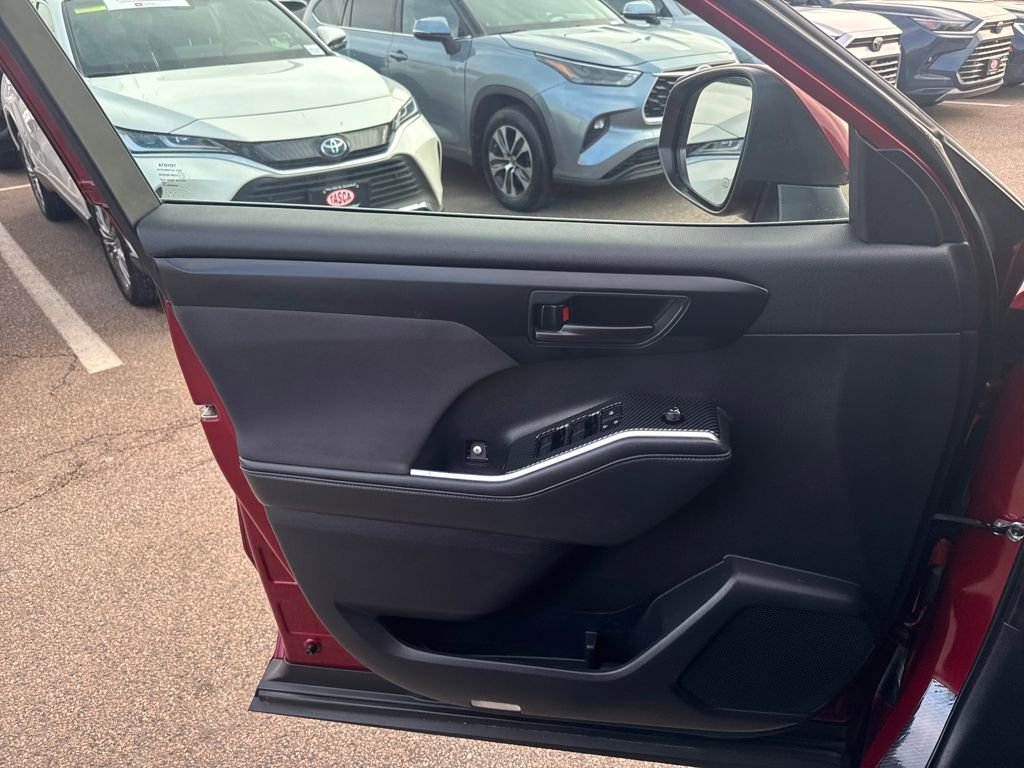 Used 2022 Toyota Highlander LE image 33