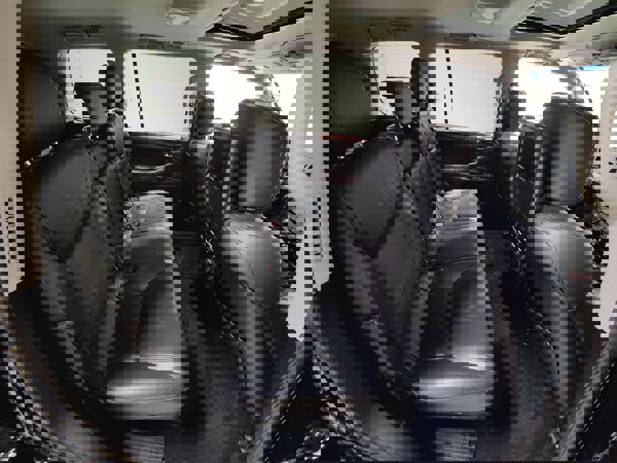 Used 2015 Lexus LX 570 4WD w/ Luxury Package image 18