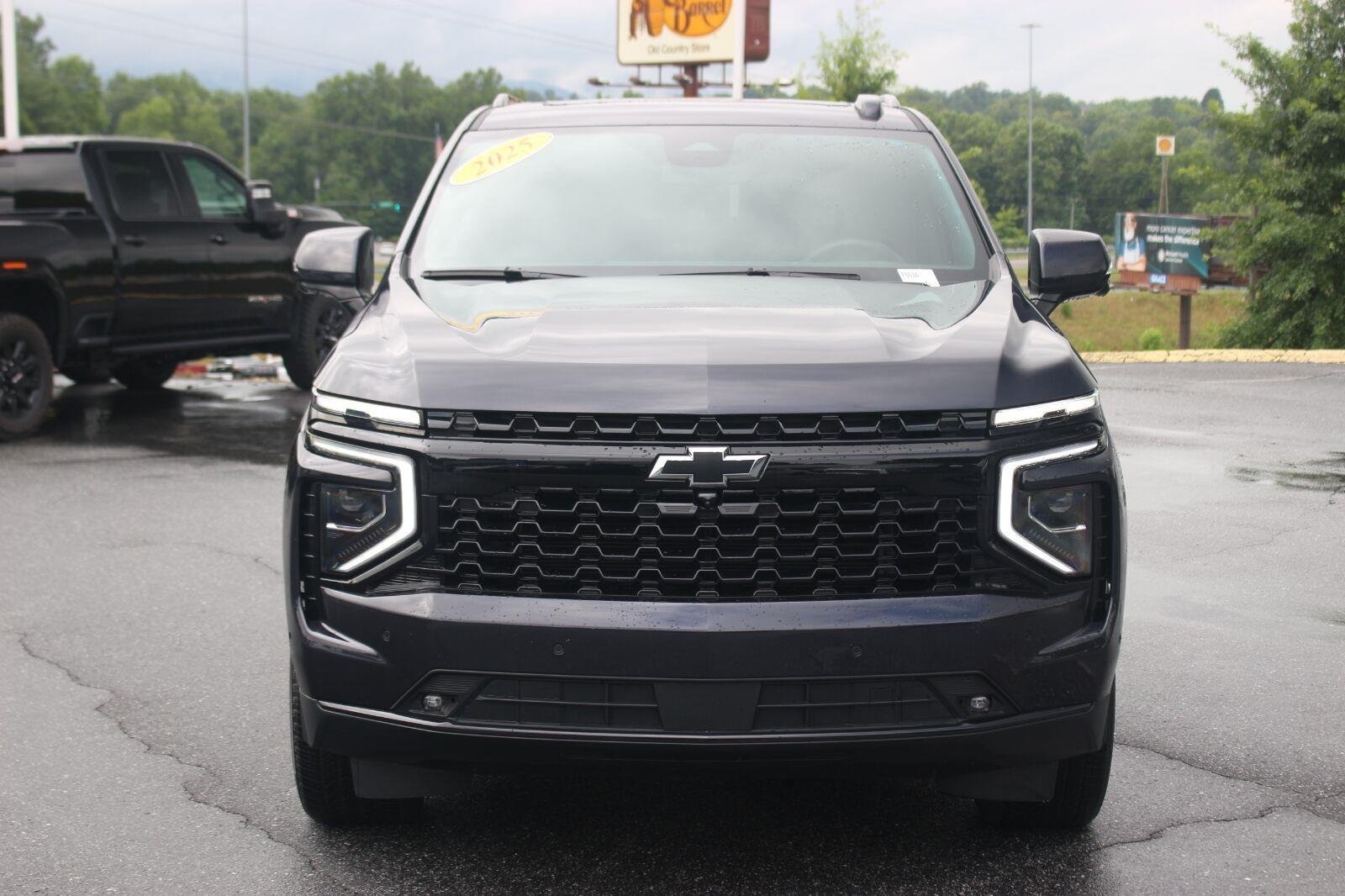 Used 2025 Chevrolet Suburban RST w/ RST Capability Package AWD/4WD image 2
