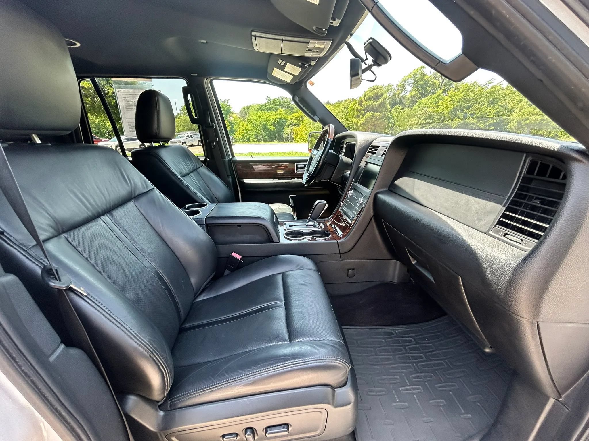 Used 2015 Lincoln Navigator 2WD image 18