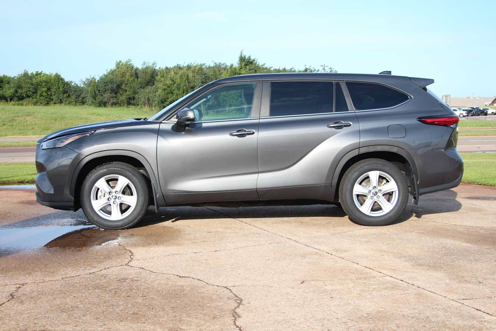 Used 2023 Toyota Highlander LE AWD/4WD image 6