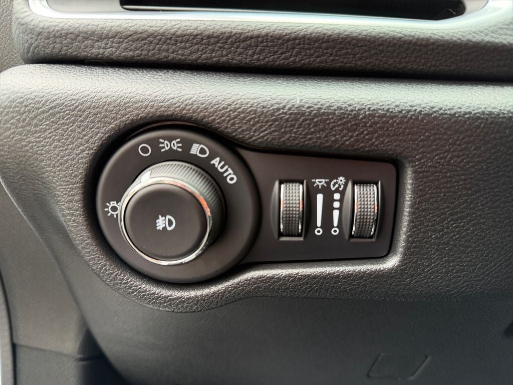 Used 2026 Chrysler Pacifica Limited FWD image 22