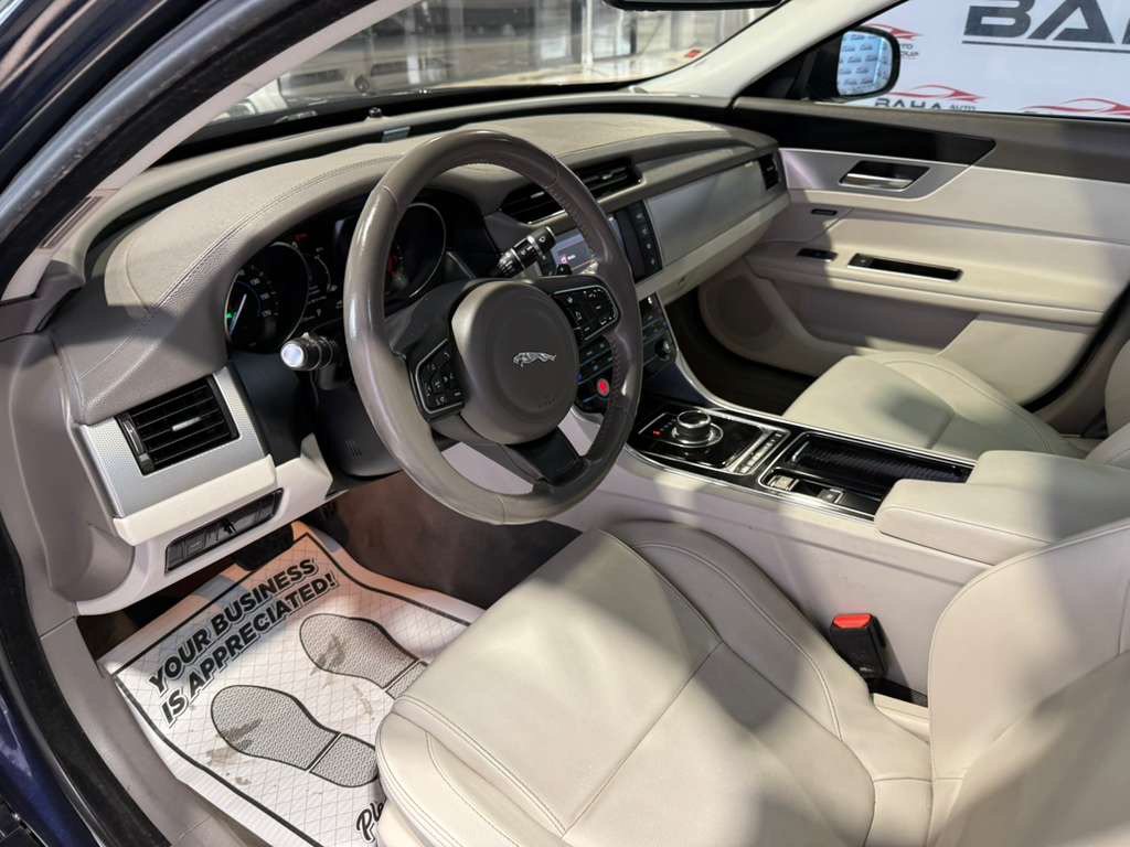 Used 2018 Jaguar XF Premium AWD/4WD image 32