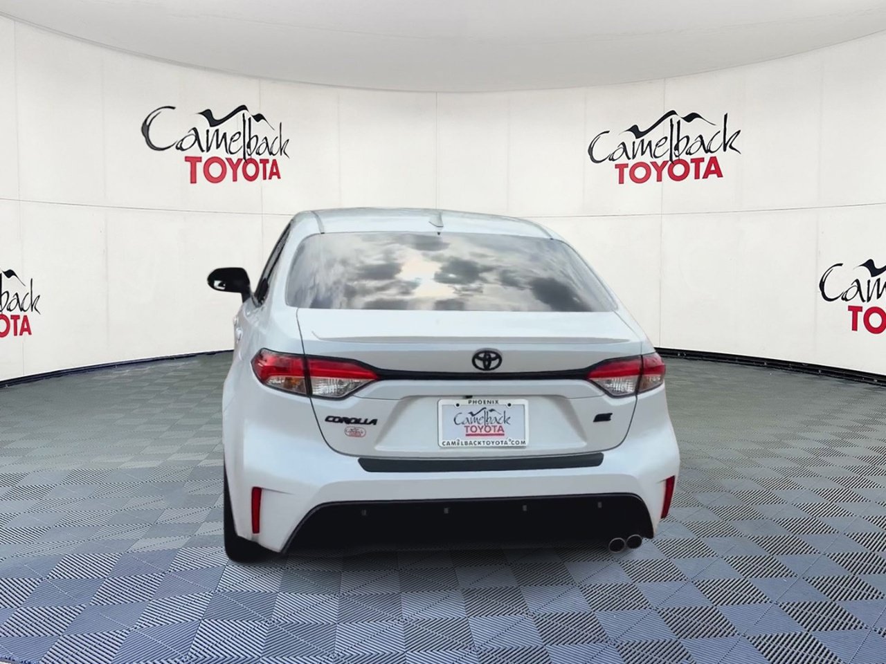 Used 2025 Toyota Corolla SE FWD image 3