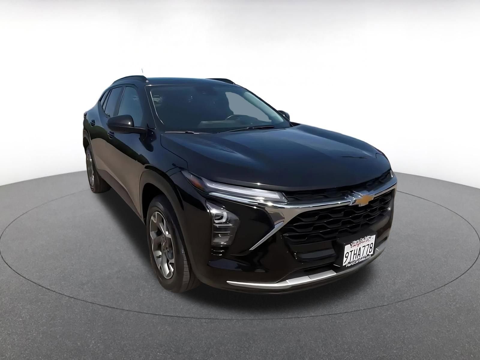 Used 2025 Chevrolet Trax LT w/ LT Convenience Package FWD image 3