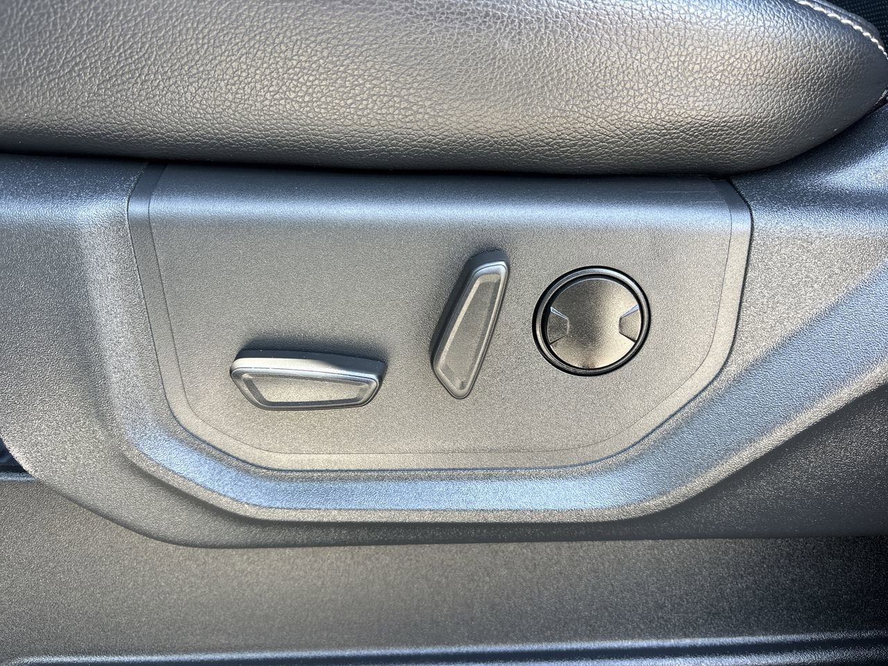 Used 2022 Ford F250 Lariat w/ Black Appearance Package AWD/4WD image 18