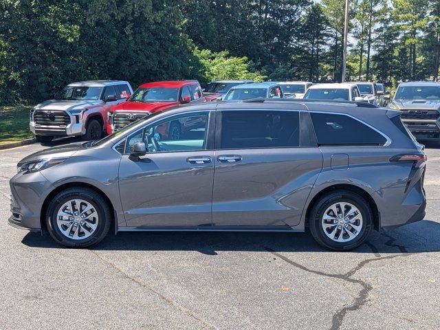 Used 2025 Toyota Sienna XLE FWD image 4