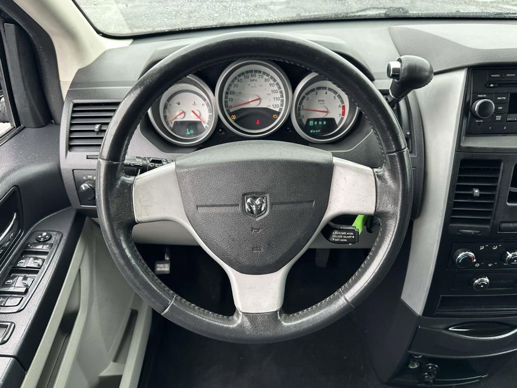 Used 2010 Dodge Grand Caravan Hero image 16