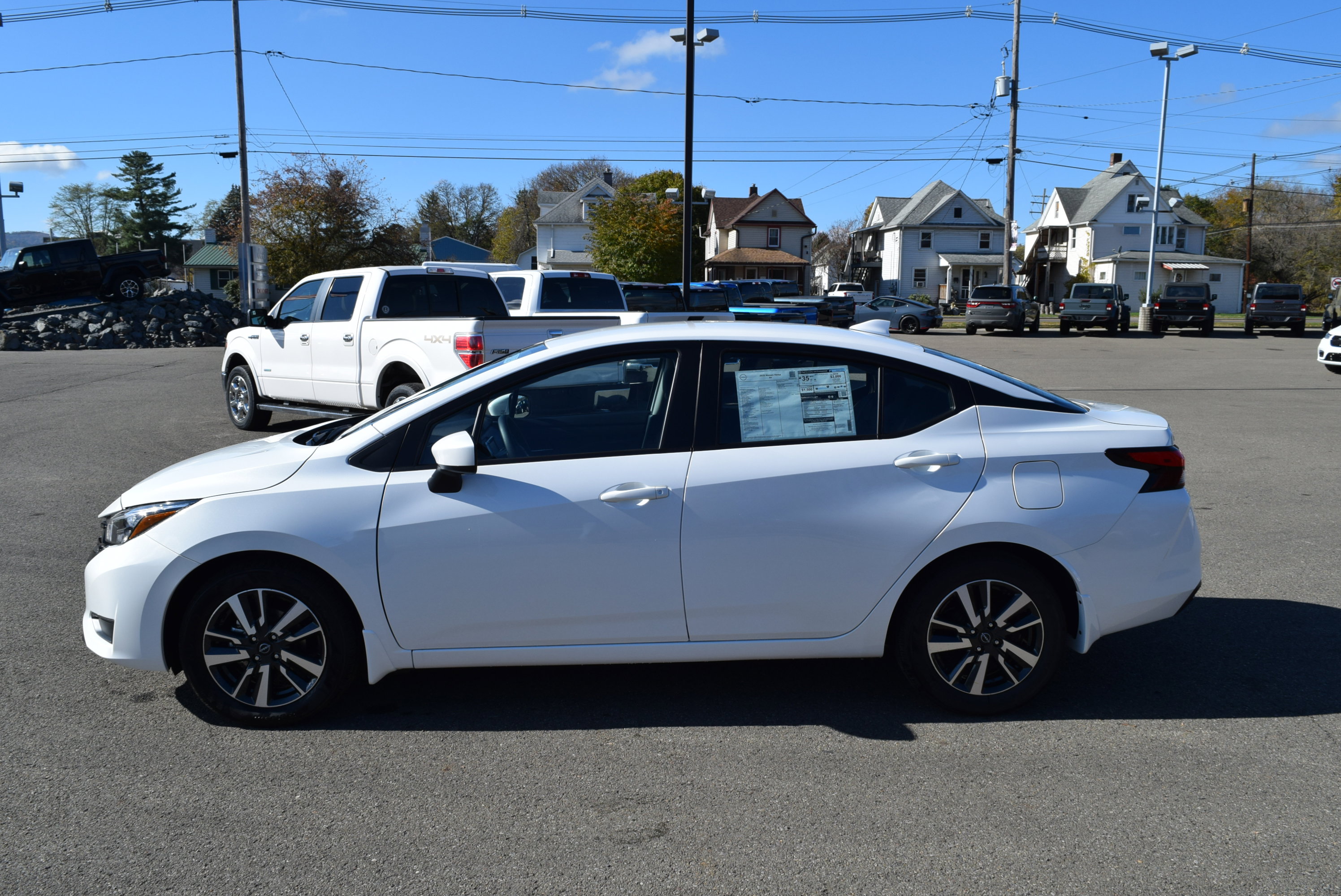 New 2025 Nissan Versa SV w/ Trunk Package
